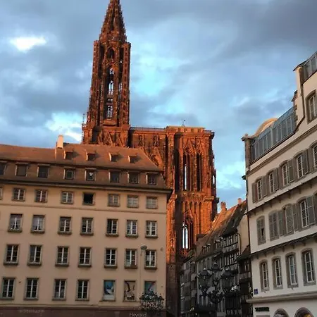 La Tour Des Remparts Pool&jacuzzi Hébergement de vacances