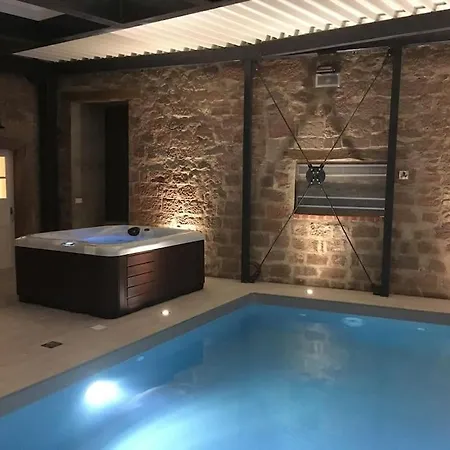 La Tour Des Remparts - Piscine Interieure Chauffee Et Bain A Remous Semesterbostad
