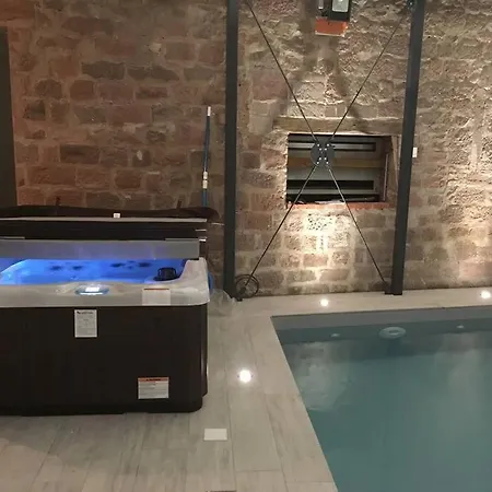 La Tour Des Remparts Pool&jacuzzi Hébergement de vacances
