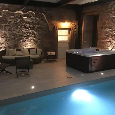 Semesterbostad La Tour Des Remparts - Piscine Interieure Chauffee Et Bain A Remous