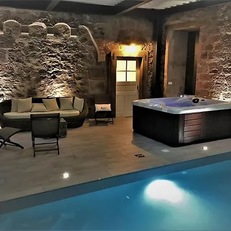 La Tour Des Remparts - Piscine Interieure Chauffee Et Bain A Remous *