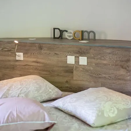 La Tour Des Remparts Pool&jacuzzi Hébergement de vacances *